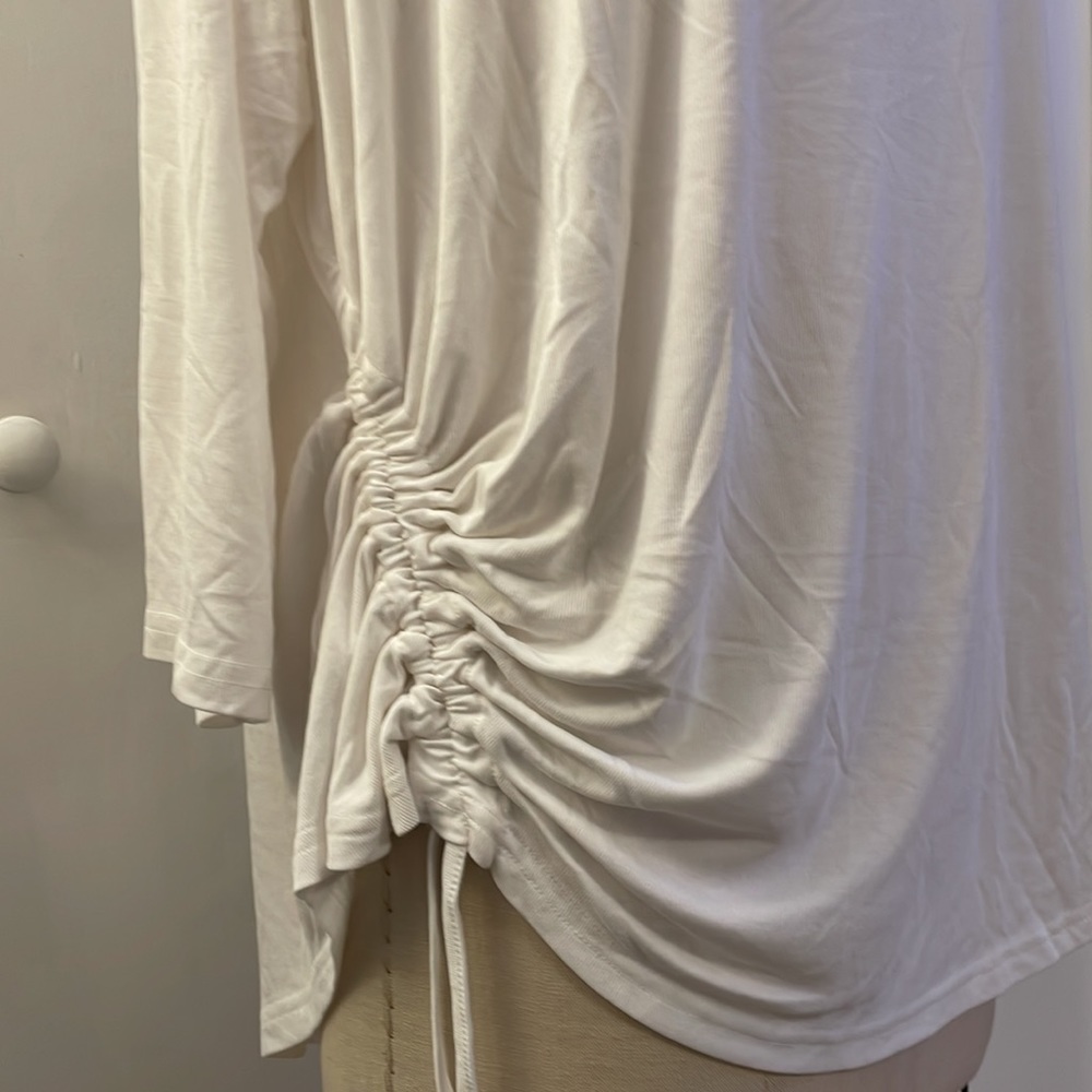 Zuda 3/4 sleeve scoop neck ruched side white t-shirt - Picture 3 of 8